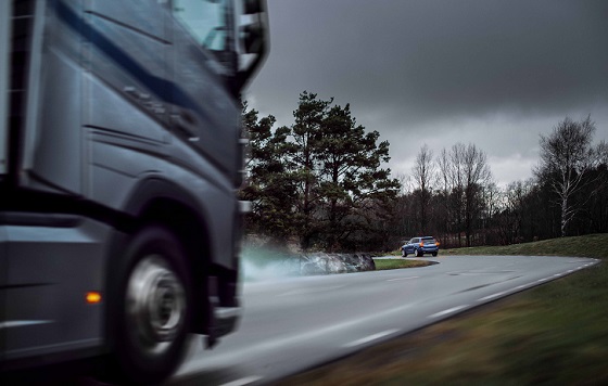 Volvo Connected Safety 18 truck bocht